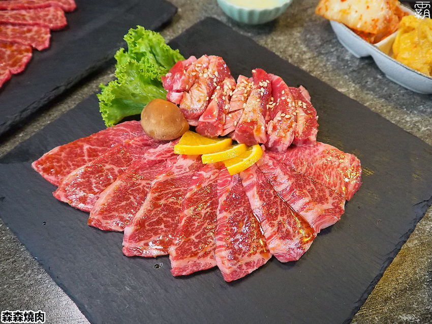 森森燒肉冷藏牛肉軟嫩多汁，公益店獨有碳火烤爐，增添迷人碳香味～