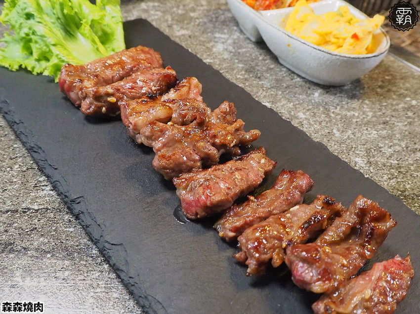 森森燒肉冷藏牛肉軟嫩多汁，公益店獨有碳火烤爐，增添迷人碳香味～