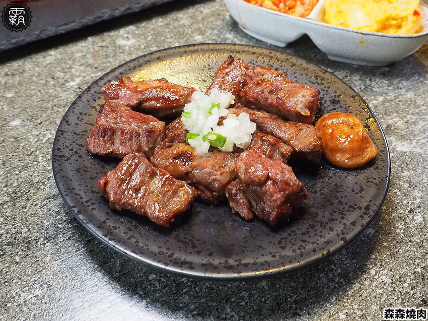 森森燒肉冷藏牛肉軟嫩多汁，公益店獨有碳火烤爐，增添迷人碳香味～
