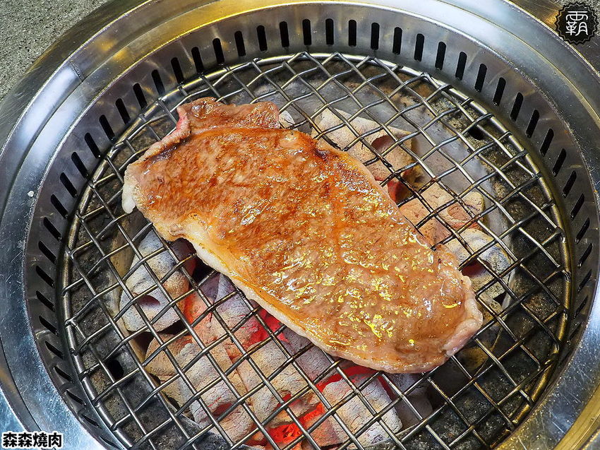 森森燒肉冷藏牛肉軟嫩多汁，公益店獨有碳火烤爐，增添迷人碳香味～