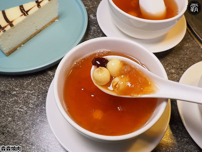 森森燒肉冷藏牛肉軟嫩多汁，公益店獨有碳火烤爐，增添迷人碳香味～