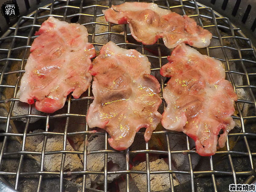 森森燒肉冷藏牛肉軟嫩多汁，公益店獨有碳火烤爐，增添迷人碳香味～