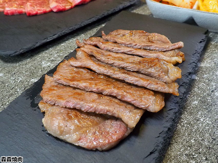 森森燒肉冷藏牛肉軟嫩多汁，公益店獨有碳火烤爐，增添迷人碳香味～