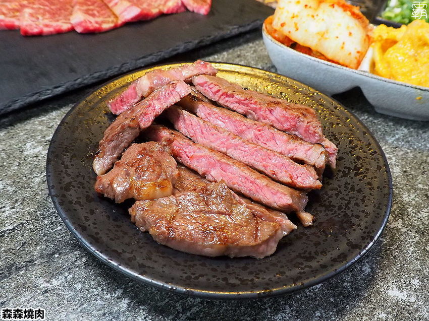森森燒肉冷藏牛肉軟嫩多汁，公益店獨有碳火烤爐，增添迷人碳香味～