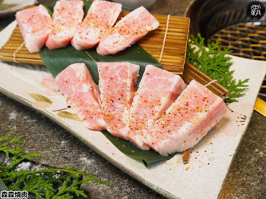 森森燒肉冷藏牛肉軟嫩多汁，公益店獨有碳火烤爐，增添迷人碳香味～