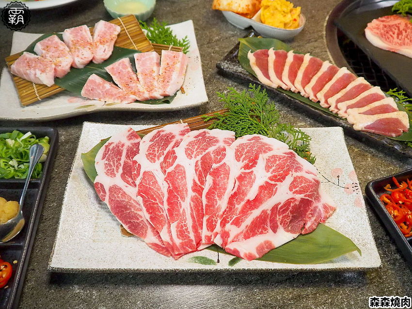 森森燒肉冷藏牛肉軟嫩多汁，公益店獨有碳火烤爐，增添迷人碳香味～