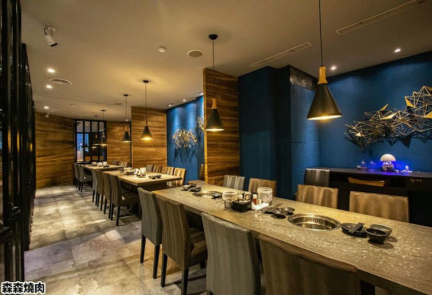 森森燒肉冷藏牛肉軟嫩多汁，公益店獨有碳火烤爐，增添迷人碳香味～