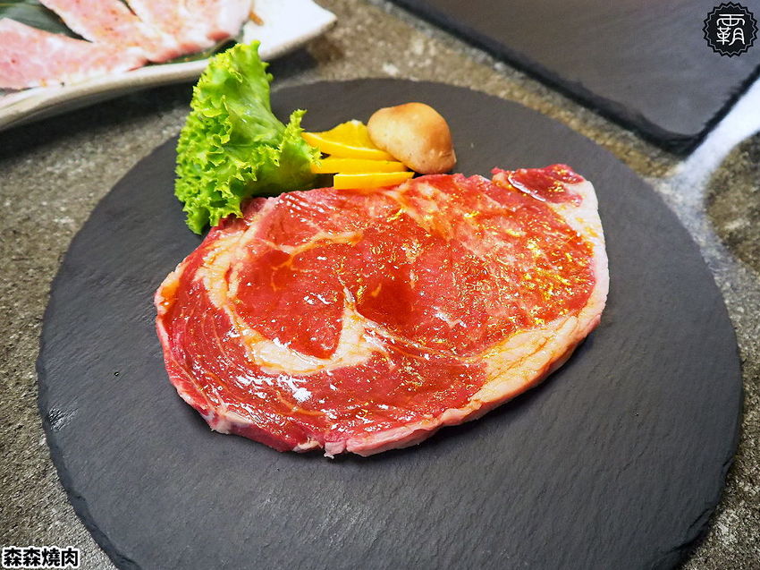 森森燒肉冷藏牛肉軟嫩多汁，公益店獨有碳火烤爐，增添迷人碳香味～