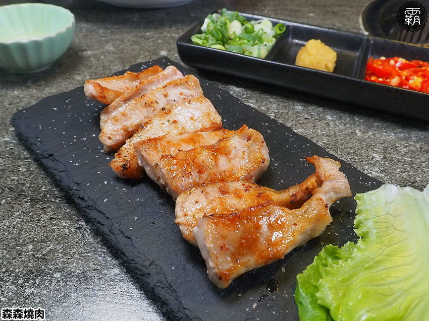 森森燒肉冷藏牛肉軟嫩多汁，公益店獨有碳火烤爐，增添迷人碳香味～