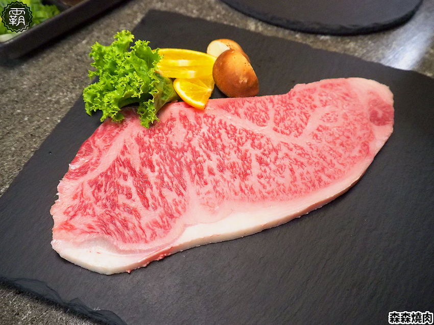 森森燒肉冷藏牛肉軟嫩多汁，公益店獨有碳火烤爐，增添迷人碳香味～