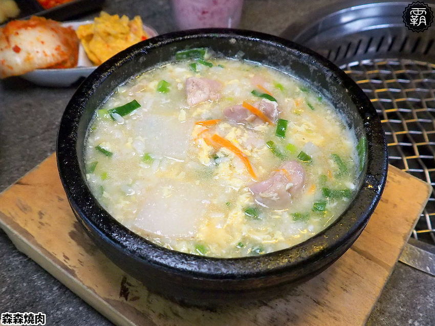 森森燒肉冷藏牛肉軟嫩多汁，公益店獨有碳火烤爐，增添迷人碳香味～