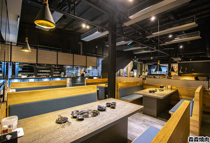 森森燒肉冷藏牛肉軟嫩多汁，公益店獨有碳火烤爐，增添迷人碳香味～