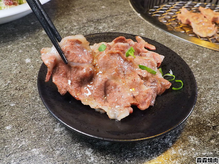 森森燒肉冷藏牛肉軟嫩多汁，公益店獨有碳火烤爐，增添迷人碳香味～