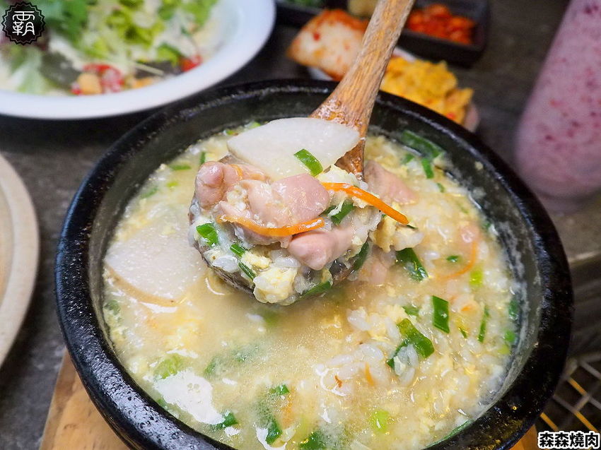 森森燒肉冷藏牛肉軟嫩多汁，公益店獨有碳火烤爐，增添迷人碳香味～