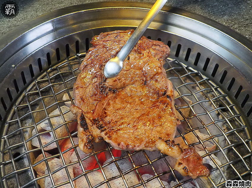 森森燒肉冷藏牛肉軟嫩多汁，公益店獨有碳火烤爐，增添迷人碳香味～