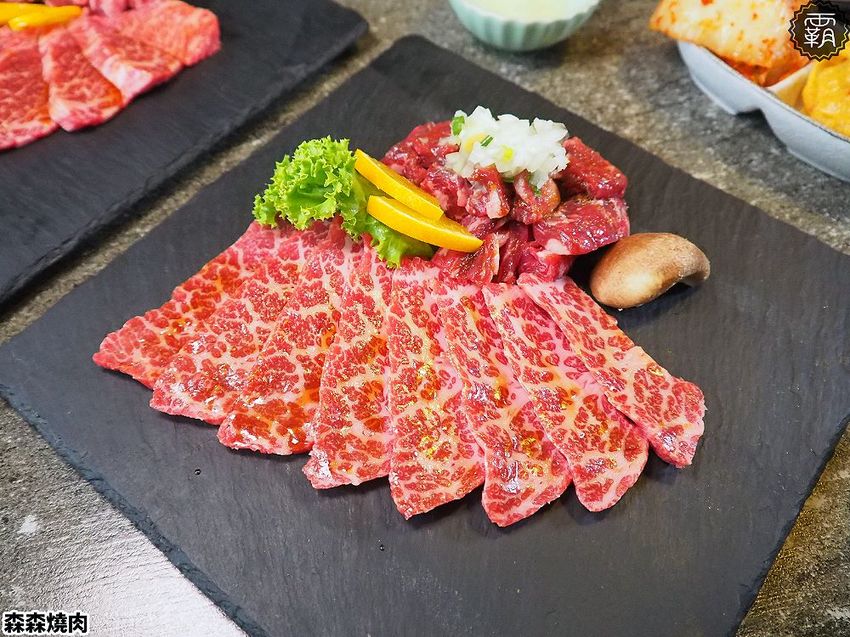 森森燒肉冷藏牛肉軟嫩多汁，公益店獨有碳火烤爐，增添迷人碳香味～