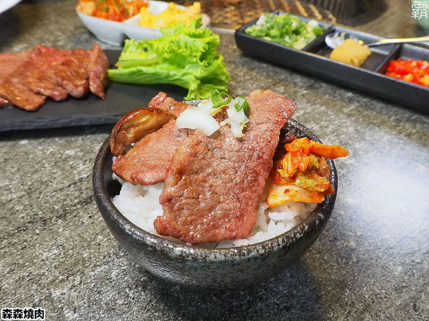 森森燒肉冷藏牛肉軟嫩多汁，公益店獨有碳火烤爐，增添迷人碳香味～