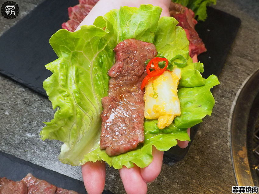 森森燒肉冷藏牛肉軟嫩多汁，公益店獨有碳火烤爐，增添迷人碳香味～