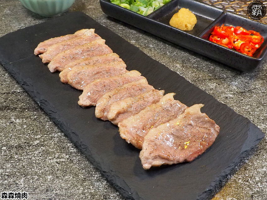 森森燒肉冷藏牛肉軟嫩多汁，公益店獨有碳火烤爐，增添迷人碳香味～