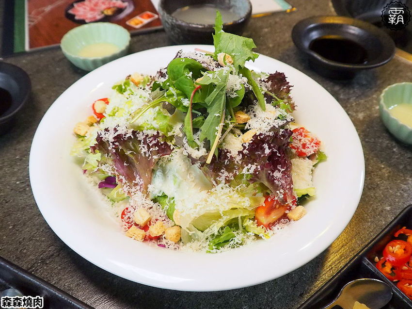 森森燒肉冷藏牛肉軟嫩多汁，公益店獨有碳火烤爐，增添迷人碳香味～