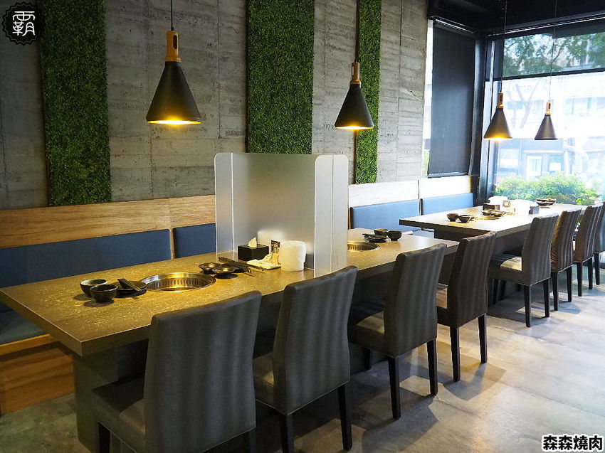 森森燒肉冷藏牛肉軟嫩多汁，公益店獨有碳火烤爐，增添迷人碳香味～