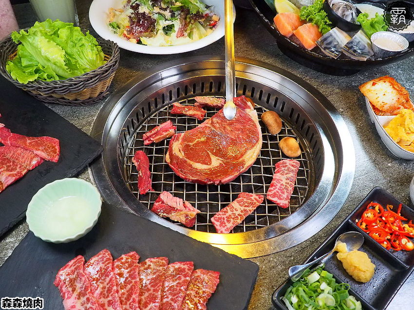 森森燒肉冷藏牛肉軟嫩多汁，公益店獨有碳火烤爐，增添迷人碳香味～