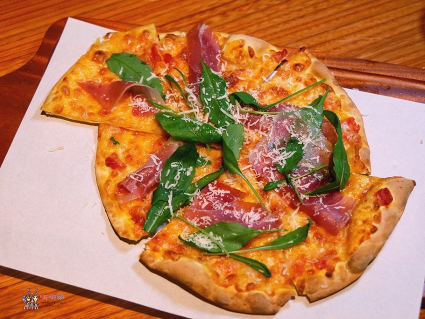 【台北捷運市府站】大遠百信義A13《Hooters信義店》近距離看101聊天的美式餐廳,營業到凌晨2點喔! | 哪哪麻