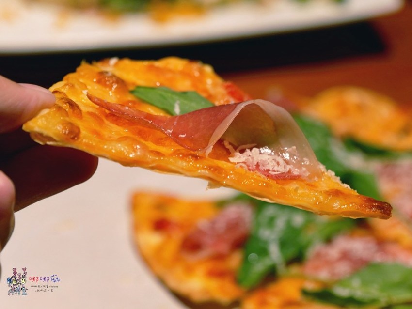 【台北捷運市府站】大遠百信義A13《Hooters信義店》近距離看101聊天的美式餐廳,營業到凌晨2點喔! | 哪哪麻