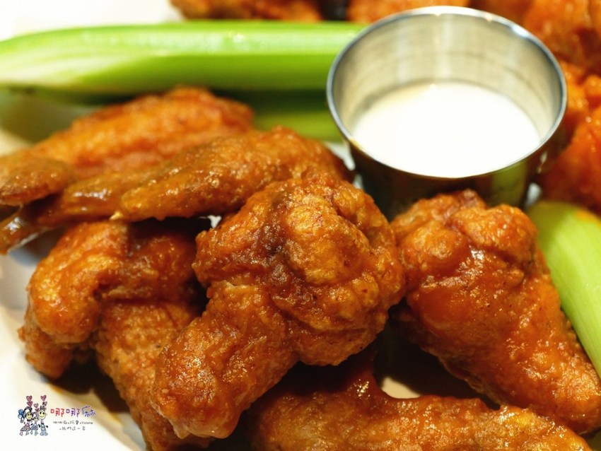 【台北捷運市府站】大遠百信義A13《Hooters信義店》近距離看101聊天的美式餐廳,營業到凌晨2點喔! | 哪哪麻