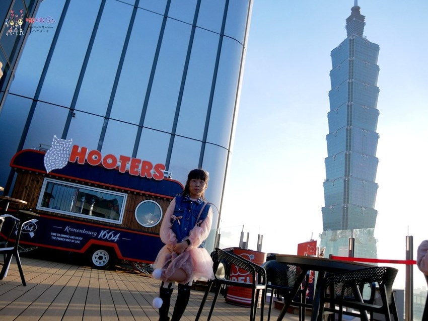 【台北捷運市府站】大遠百信義A13《Hooters信義店》近距離看101聊天的美式餐廳,營業到凌晨2點喔! | 哪哪麻