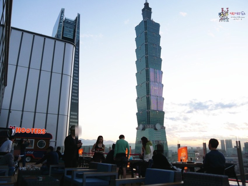 【台北捷運市府站】大遠百信義A13《Hooters信義店》近距離看101聊天的美式餐廳,營業到凌晨2點喔! | 哪哪麻