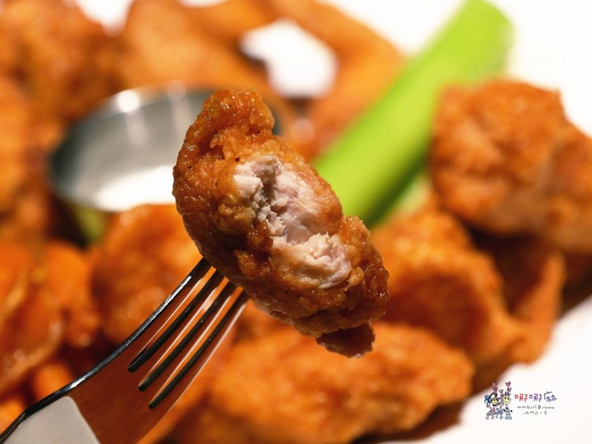 【台北捷運市府站】大遠百信義A13《Hooters信義店》近距離看101聊天的美式餐廳,營業到凌晨2點喔! | 哪哪麻