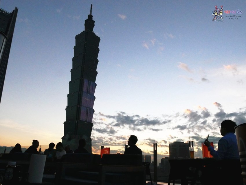 【台北捷運市府站】大遠百信義A13《Hooters信義店》近距離看101聊天的美式餐廳,營業到凌晨2點喔! | 哪哪麻