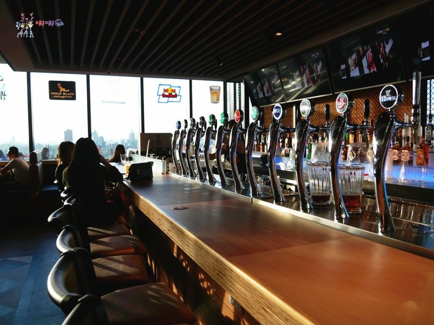 【台北捷運市府站】大遠百信義A13《Hooters信義店》近距離看101聊天的美式餐廳,營業到凌晨2點喔! | 哪哪麻