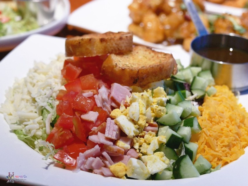 【台北捷運市府站】大遠百信義A13《Hooters信義店》近距離看101聊天的美式餐廳,營業到凌晨2點喔! | 哪哪麻