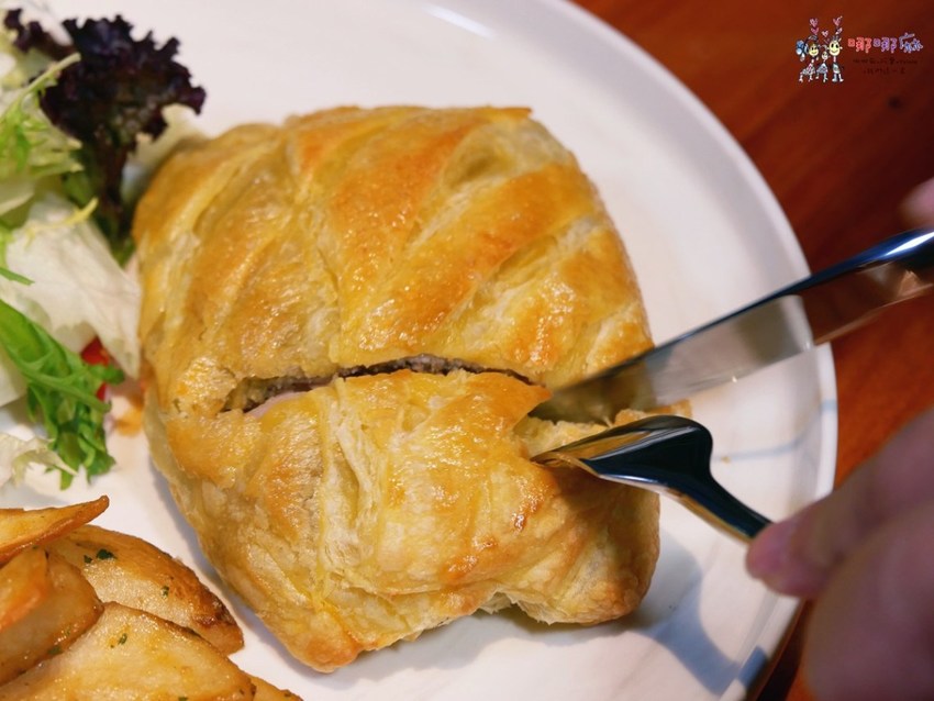 【台北捷運市府站】大遠百信義A13《Hooters信義店》近距離看101聊天的美式餐廳,營業到凌晨2點喔! | 哪哪麻