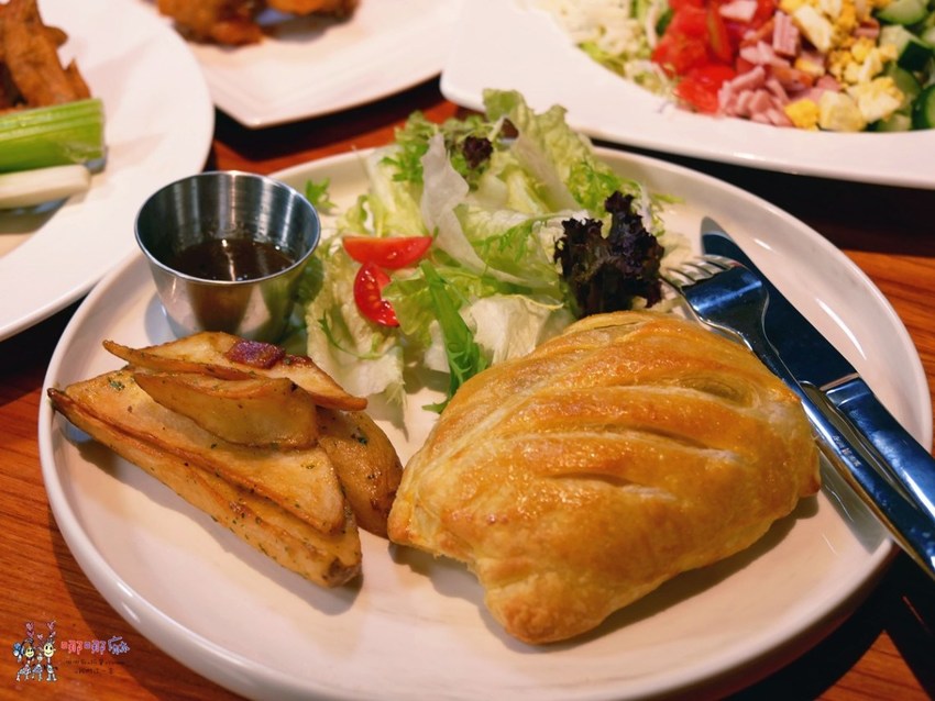 【台北捷運市府站】大遠百信義A13《Hooters信義店》近距離看101聊天的美式餐廳,營業到凌晨2點喔! | 哪哪麻