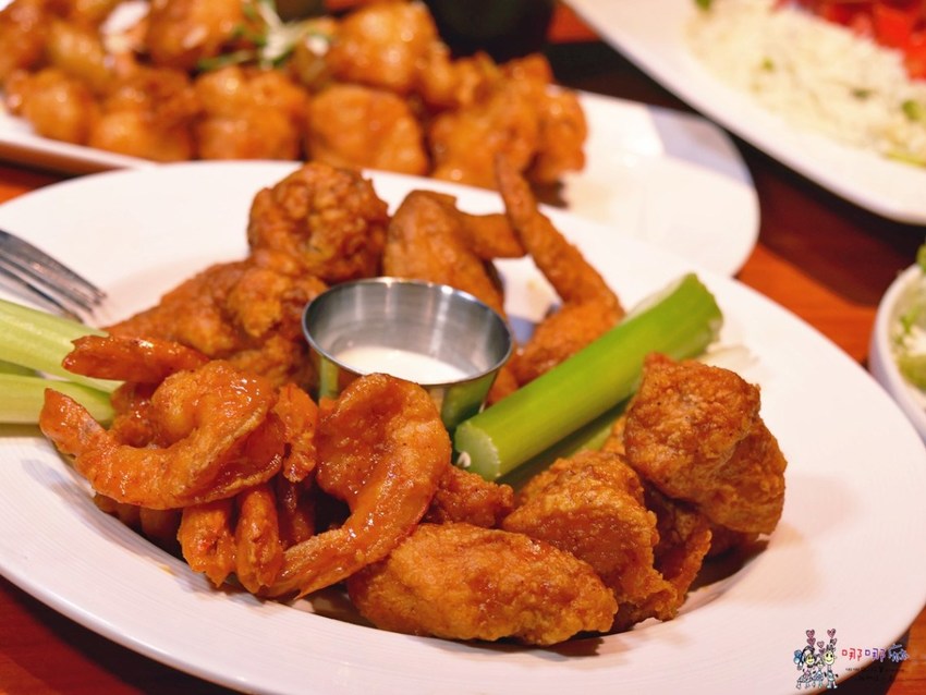 【台北捷運市府站】大遠百信義A13《Hooters信義店》近距離看101聊天的美式餐廳,營業到凌晨2點喔! | 哪哪麻