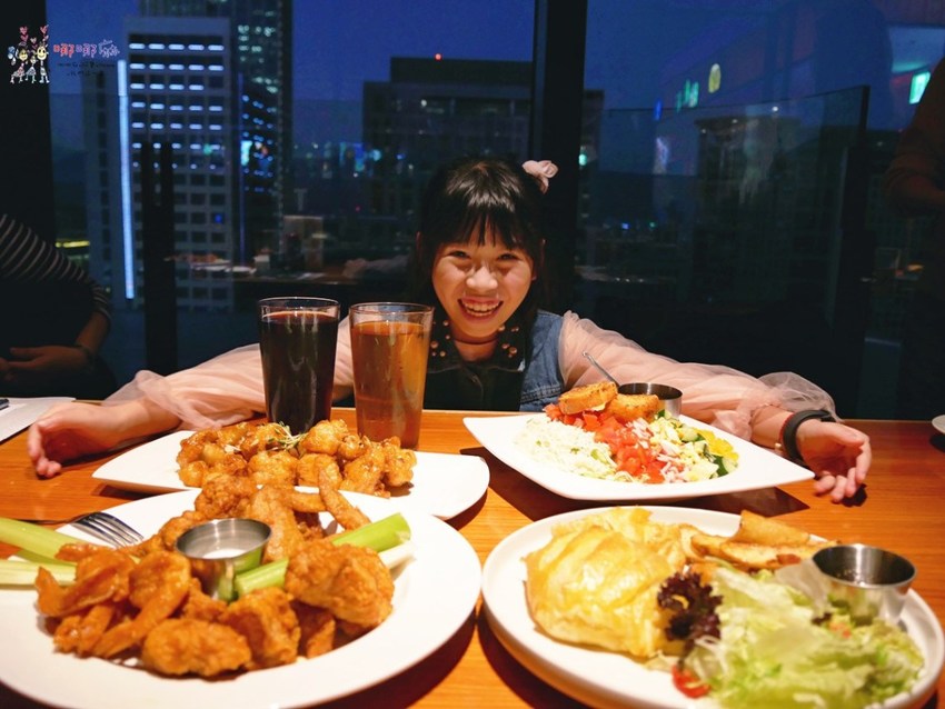 【台北捷運市府站】大遠百信義A13《Hooters信義店》近距離看101聊天的美式餐廳,營業到凌晨2點喔! | 哪哪麻