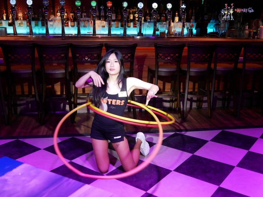 【台北捷運市府站】大遠百信義A13《Hooters信義店》近距離看101聊天的美式餐廳,營業到凌晨2點喔! | 哪哪麻