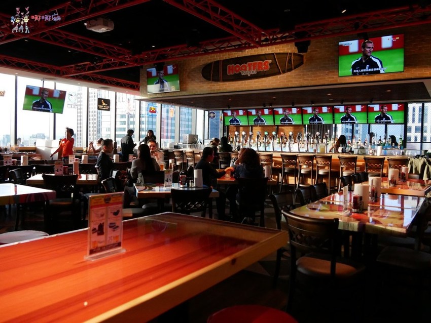 【台北捷運市府站】大遠百信義A13《Hooters信義店》近距離看101聊天的美式餐廳,營業到凌晨2點喔! | 哪哪麻