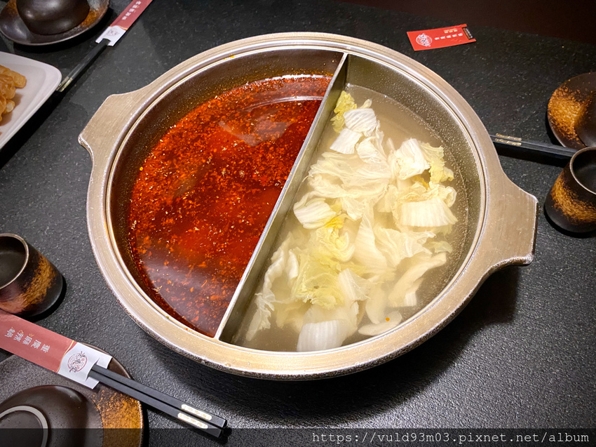 新竹美食。吃 | 老東家重慶麻辣鍋 | 重慶經典麻辣鍋。鴨血凍豆腐超Juicy入味。麻而不燥。辣而不嗆。主打重慶川味