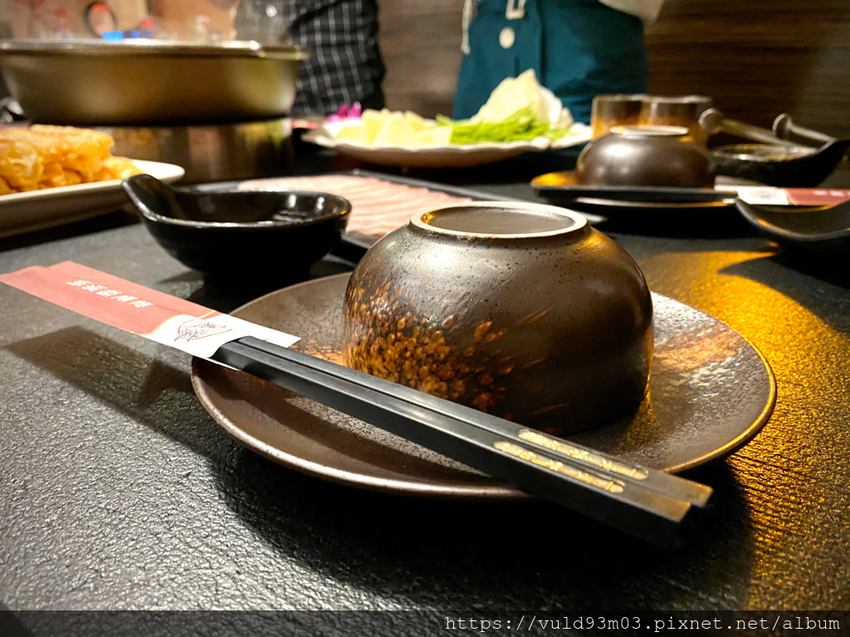 新竹美食。吃 | 老東家重慶麻辣鍋 | 重慶經典麻辣鍋。鴨血凍豆腐超Juicy入味。麻而不燥。辣而不嗆。主打重慶川味