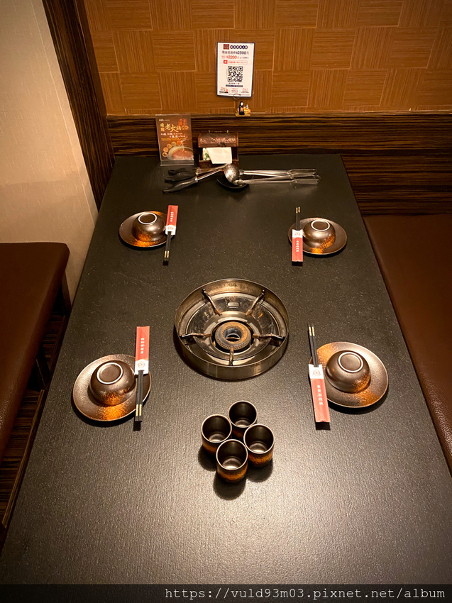 新竹美食。吃 | 老東家重慶麻辣鍋 | 重慶經典麻辣鍋。鴨血凍豆腐超Juicy入味。麻而不燥。辣而不嗆。主打重慶川味