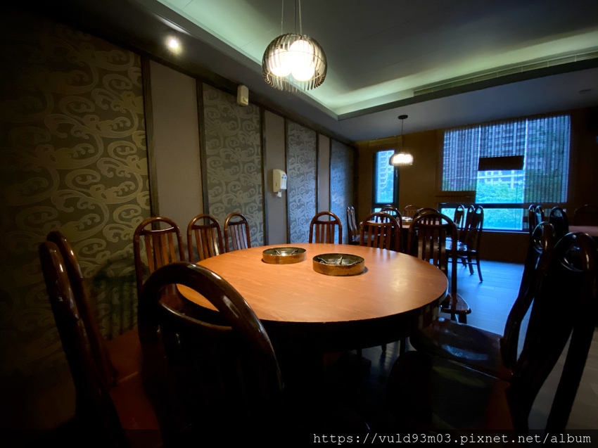 新竹美食。吃 | 老東家重慶麻辣鍋 | 重慶經典麻辣鍋。鴨血凍豆腐超Juicy入味。麻而不燥。辣而不嗆。主打重慶川味