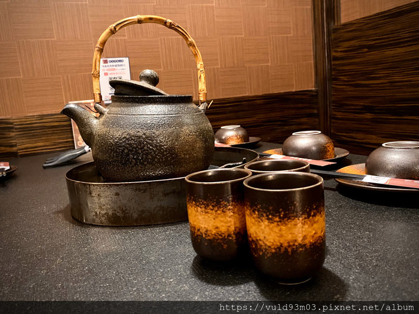 新竹美食。吃 | 老東家重慶麻辣鍋 | 重慶經典麻辣鍋。鴨血凍豆腐超Juicy入味。麻而不燥。辣而不嗆。主打重慶川味