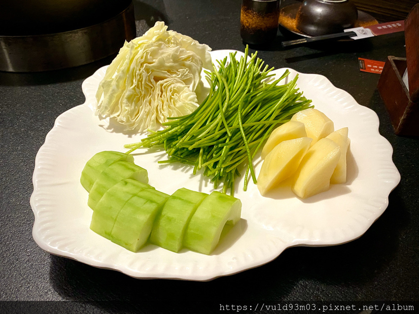 新竹美食。吃 | 老東家重慶麻辣鍋 | 重慶經典麻辣鍋。鴨血凍豆腐超Juicy入味。麻而不燥。辣而不嗆。主打重慶川味