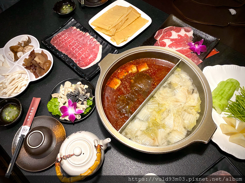 新竹美食。吃 | 老東家重慶麻辣鍋 | 重慶經典麻辣鍋。鴨血凍豆腐超Juicy入味。麻而不燥。辣而不嗆。主打重慶川味