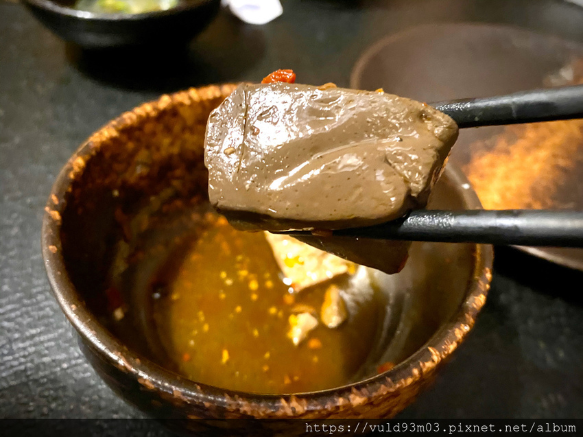 新竹美食。吃 | 老東家重慶麻辣鍋 | 重慶經典麻辣鍋。鴨血凍豆腐超Juicy入味。麻而不燥。辣而不嗆。主打重慶川味