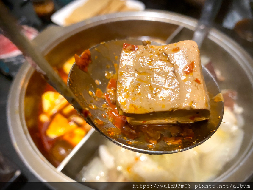 新竹美食。吃 | 老東家重慶麻辣鍋 | 重慶經典麻辣鍋。鴨血凍豆腐超Juicy入味。麻而不燥。辣而不嗆。主打重慶川味